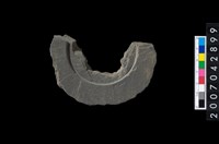 藏品(石環製作材料－中央帶啄孔與旋截痕打製圓板殘件)的圖片