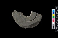 藏品(石環製作材料－中央帶啄孔與旋截痕打製圓板殘件)的圖片