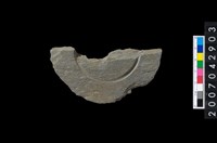 藏品(石環製作材料－中央帶小啄孔與旋截痕打製圓板殘件)的圖片