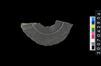 藏品(石環製作材料－中央帶小啄孔與旋截痕打製圓板殘件)的圖片