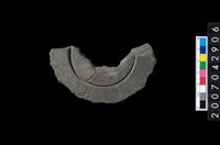 藏品(石環製作材料－中央帶啄孔與旋截痕打製圓板殘件)的圖片