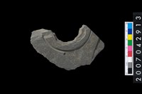 藏品(石環製作材料-中央帶啄孔與旋截痕打製圓板殘件)的圖片