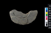 藏品(石環製作材料-中央帶啄孔與旋截痕打製圓板殘件)的圖片