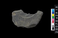 藏品(石環製作材料-中央帶啄孔與旋截痕打製圓板殘件)的圖片