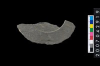 藏品(石環製作材料-中央帶啄孔與旋截痕打製圓板殘件)的圖片