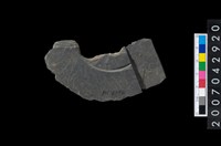 藏品(石環製作材料-中央帶啄孔與旋截痕打製圓板殘件)的圖片