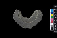 藏品(石環製作材料-中央帶啄孔與旋截痕打製圓板殘件)的圖片