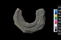 藏品(石環製作材料-中央帶啄孔與旋截痕打製圓板殘件)的圖片