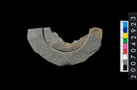 藏品(石環製作材料-中央帶啄孔與旋截痕打製圓板殘件)的圖片