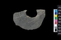 藏品(石環製作材料-中央帶啄孔與旋截痕打製圓板殘件)的圖片