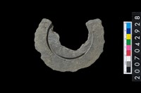 藏品(石環製作材料-中央帶啄孔與旋截痕打製圓板殘件)的圖片