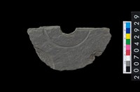 藏品(石環製作材料-中央帶啄孔與旋截痕打製圓板殘件)的圖片