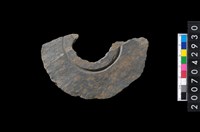 藏品(石環製作材料-中央帶啄孔與旋截痕打製圓板殘件)的圖片