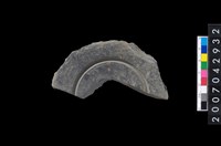 藏品(石環製作材料-中央帶啄孔與旋截痕打製圓板殘件)的圖片