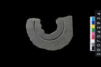 藏品(石環製作材料-中央帶啄孔與旋截痕打製圓板殘件)的圖片