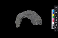 藏品(石環製作材料-中央帶啄孔與旋截痕打製圓板殘件)的圖片