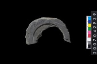 藏品(石環製作材料-中央帶啄孔與旋截痕打製圓板殘件)的圖片