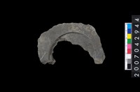 藏品(石環製作材料-中央帶啄孔與旋截痕打製圓板殘件)的圖片