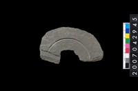 藏品(石環製作材料-中央帶啄孔與旋截痕打製圓板殘件)的圖片