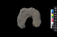 藏品(石環製作材料-中央帶啄孔與旋截痕打製圓板殘件)的圖片