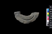 藏品(石環製作材料-中央帶啄孔與旋截痕打製圓板殘件)的圖片