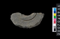 藏品(石環製作材料-中央帶啄孔與旋截痕打製圓板殘件)的圖片