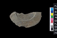 藏品(石環製作材料-中央帶啄孔與旋截痕打製圓板殘件)的圖片