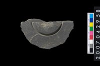 藏品(石環製作材料-中央帶旋截痕打製圓板殘件)的圖片