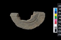 藏品(石環製作材料-中央帶啄孔與旋截痕打製圓板殘件)的圖片