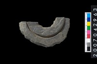 藏品(石環製作材料-中央帶啄孔與旋截痕打製圓板殘件)的圖片