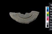 藏品(石環製作材料-中央帶啄孔與旋截痕打製圓板殘件)的圖片