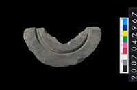 藏品(石環製作材料-中央帶啄孔與旋截痕打製圓板殘件)的圖片