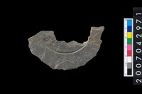 藏品(石環製作材料-中央帶啄孔與旋截痕打製圓板殘件)的圖片