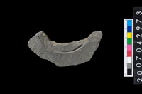 藏品(石環製作材料-中央帶啄孔與旋截痕打製圓板殘件)的圖片