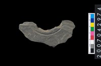 藏品(石環製作材料-中央帶啄孔與旋截痕打製圓板殘件)的圖片