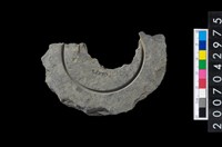 藏品(石環製作材料-中央帶啄孔與旋截痕打製圓板殘件)的圖片