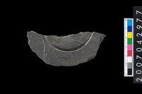 藏品(石環製作材料-中央帶啄孔與旋截痕打製圓板殘件)的圖片