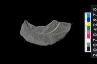 藏品(石環製作材料-中央帶啄孔與旋截痕打製圓板殘件)的圖片