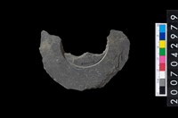 藏品(石環製作材料-中央帶啄孔與旋截痕打製圓板殘件)的圖片