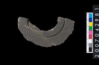 藏品(石環製作材料-中央帶啄孔與旋截痕打製圓板殘件)的圖片