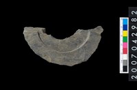 藏品(石環製作材料-中央帶啄孔與旋截痕打製圓板殘件)的圖片