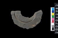 藏品(石環製作材料-中央帶啄孔與旋截痕打製圓板殘件)的圖片