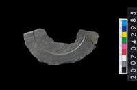 藏品(石環製作材料-中央帶啄孔與旋截痕打製圓板殘件)的圖片