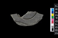 藏品(石環製作材料-中央帶啄孔與旋截痕打製圓板殘件)的圖片