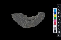 藏品(石環製作材料-中央帶啄孔與旋截痕打製圓板殘件)的圖片