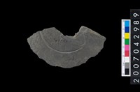 藏品(石環製作材料-中央帶啄孔與旋截痕打製圓板殘件)的圖片