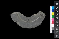 藏品(石環製作材料-中央帶啄孔與旋截痕打製圓板殘件)的圖片