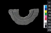 藏品(石環製作材料-中央帶啄孔與旋截痕打製圓板殘件)的圖片