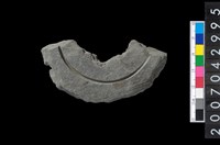 藏品(石環製作材料-中央帶啄孔與旋截痕打製圓板殘件)的圖片