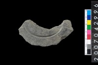 藏品(石環製作材料-中央帶啄孔與旋截痕打製圓板殘件)的圖片